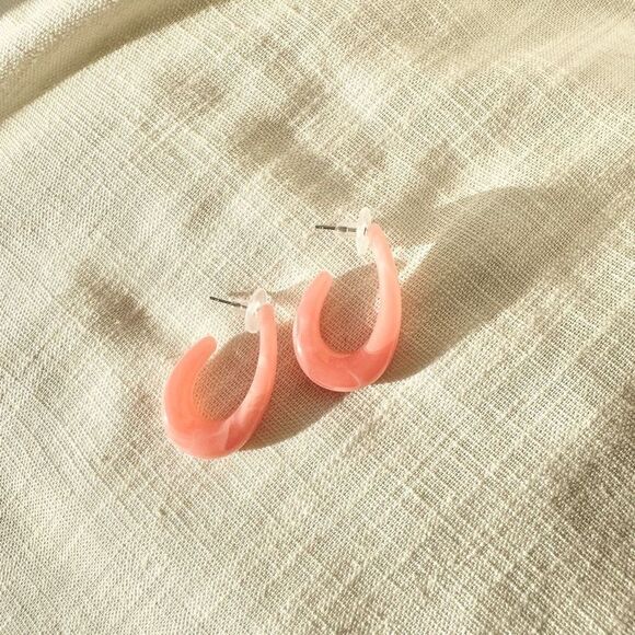 Pink minimalistic dangle stud earrings - Picture 2 of 3